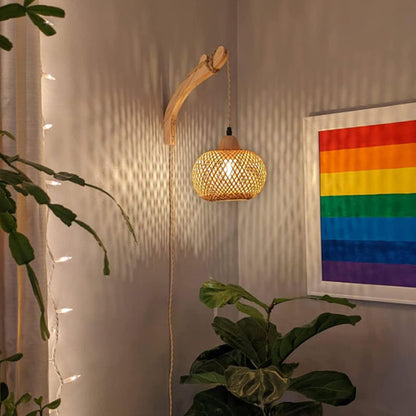 Applique murale chambre Bambou Tisse Main au coin du salon au dessus de la plante