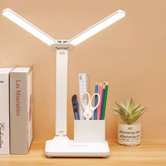 Lampe de bureau LED Tactile Rechargeable sur une table à côté des livres