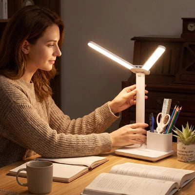 Lampe de bureau LED Tactile Rechargeable, une dame qui ajuste les lampes