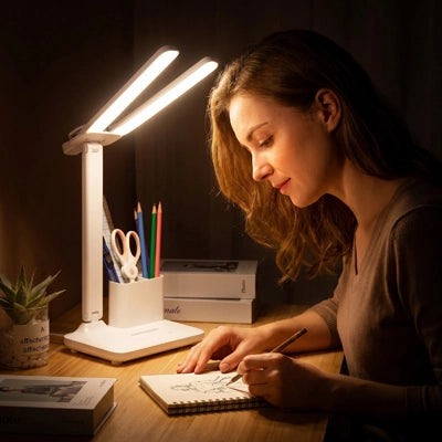 Lampe de bureau LED Tactile Rechargeable une femme qui dessine