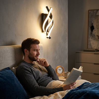 chambre applique murale spirale LED trois ambiances un homme qui lit dans son lit