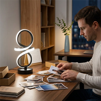 lampe de bureau spirale USB un homme qui-regarde les photos sous la lumière